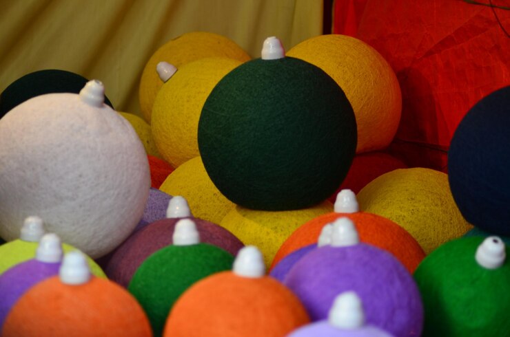 Foto scatto a fotogramma completo di palle multicolori