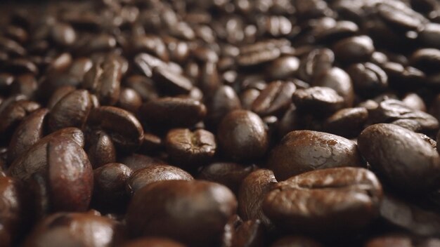 Scatto a rallentatore di chicchi di caffè freschi volanti con sfondo nero commestibile