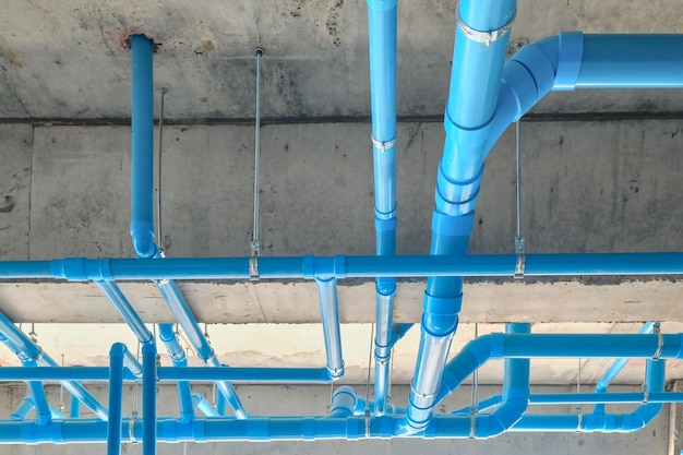 Scatto ad angolo basso di tubi blu industriali su un soffitto