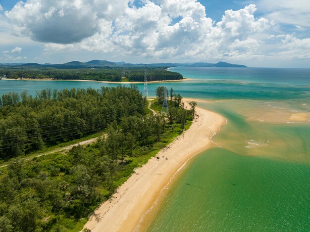 Scatto aereo di drone del mare tropicale a Phuket, in Thailandia.