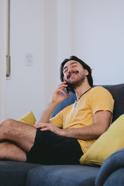 Scatto americano di un modello latino di mezza età di profilo in posa per una foto pola con sfondo bianco