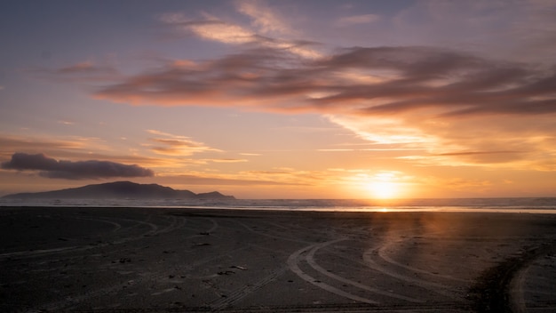 Scatto colorato al tramonto sulla spiaggia della costa di Kapiti