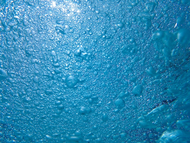 Scatto completo di acqua con bolle
