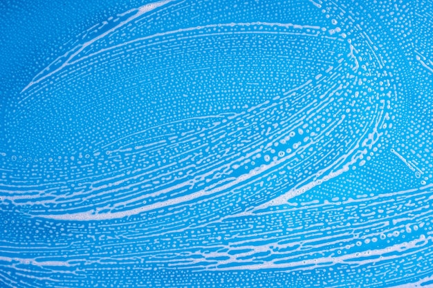 Scatto completo di gocce d'acqua su sfondo blu