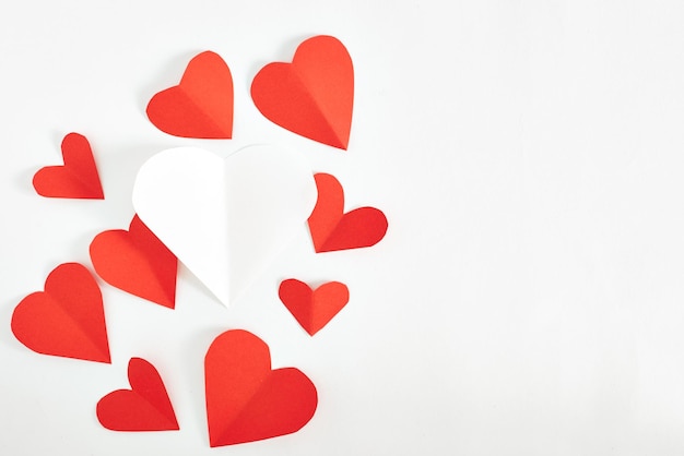 Scatto di carta a forma di cuore su sfondo bianco