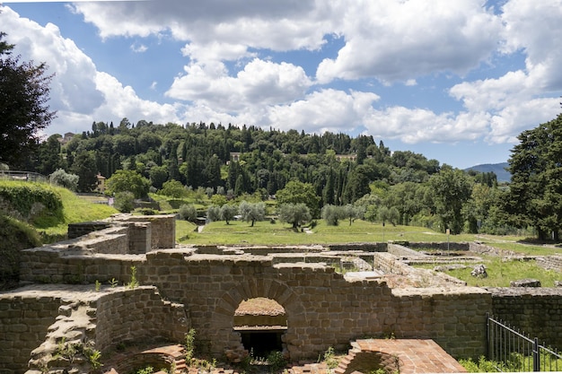 Scatto di rovine a Fiesole, in Toscana, con una bella vista sulla foresta