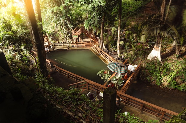 Scatto di una piscina naturale e tropicale nel concetto di vacanza e libertà in Honduras