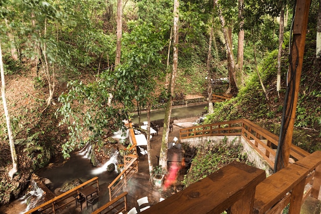 Scatto di una piscina naturale e tropicale nel concetto di vacanza e libertà in Honduras