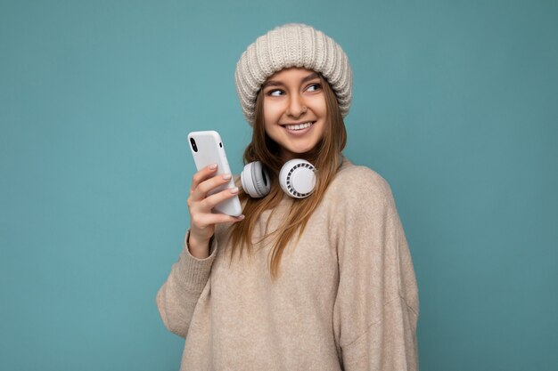 Scatto fotografico di una bella giovane donna sorridente gioiosa che indossa un abito casual elegante isolato