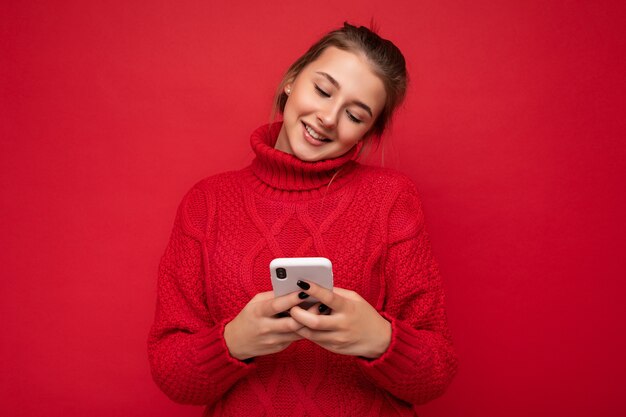 Scatto fotografico di una giovane donna attraente e positiva che indossa abiti casual ed eleganti in bilico