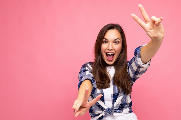 Scatto fotografico di una giovane donna bella bruna sorridente deliziosa positiva