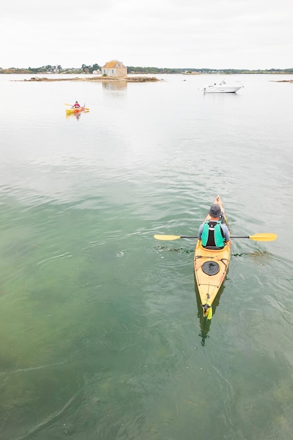 Scatto in canoa di un canoista che rema dall'alto