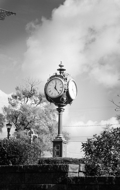 Scatto in scala di grigi di una torre dell'orologio di Utica