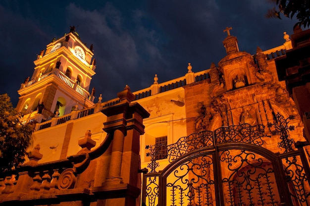 Scatto notturno della facciata della cattedrale metropolitana (1559), Sucre, Bolivia, Sud America