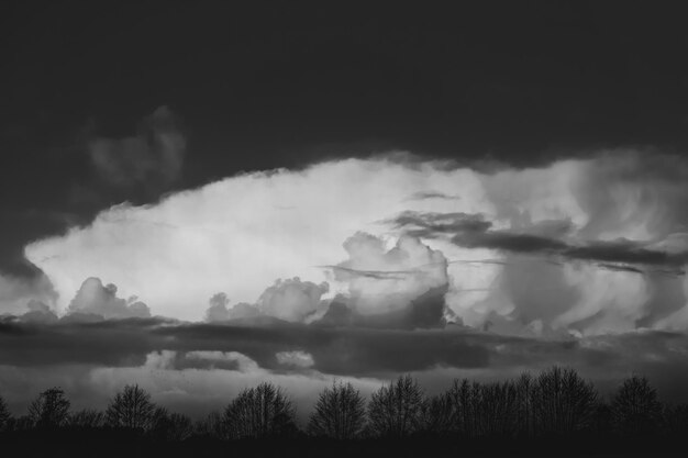 Scatto panoramico di nuvole di tempesta nel cielo