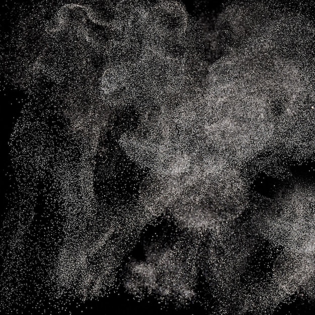 Scatto quadrato del movimento della polvere volante su uno sfondo nero
