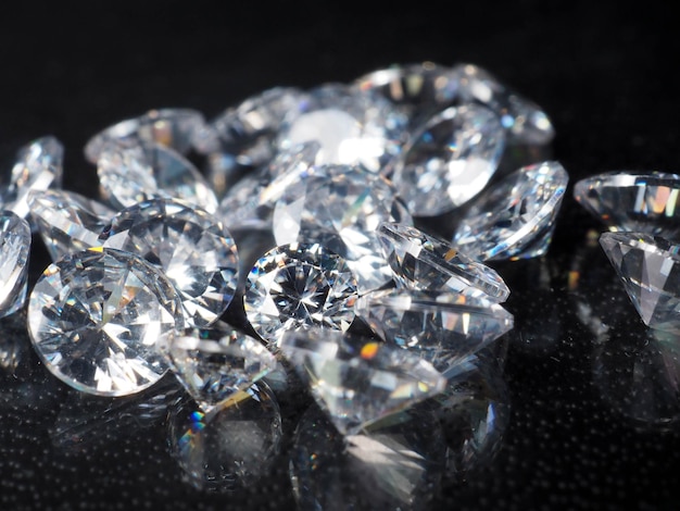 Scatto ravvicinato di diamanti luccicanti su uno sfondo di consistenza nera