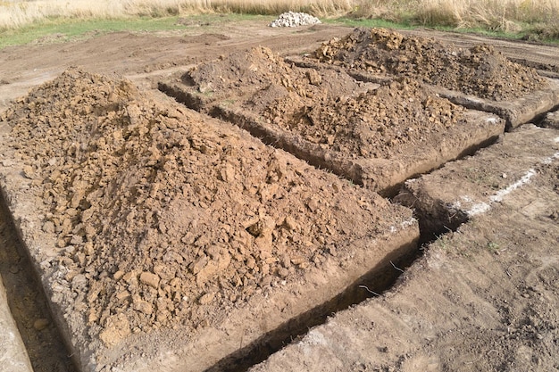 Scavato trincea per lavori di costruzione di nuove fondamenta in cemento di casa in cantiere