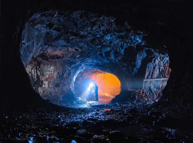 Scavatori in una grande grotta