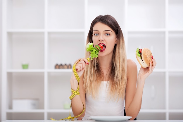 Scegli tra cibo spazzatura e dieta sana