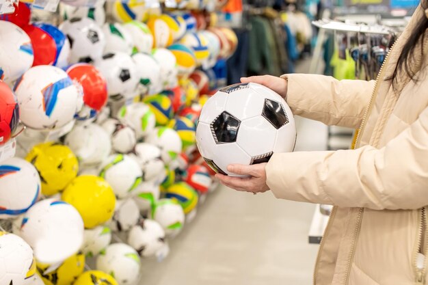 Scegli un pallone da calcio nel negozio