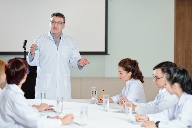 Sceinista senior che parla del nuovo vaccino contro il coronavirus creato dal suo team