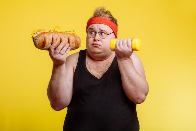 Scelta uomo grasso tra sport e fast food