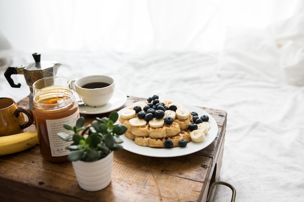 Scena accogliente con pancake colazione a letto