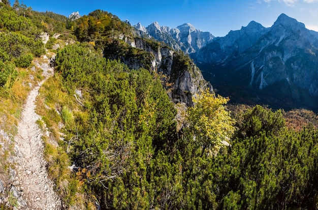 Scena alpina autunnale soleggiata e colorata Tranquilla vista sulle montagne rocciose dal sentiero escursionistico vicino al lago Almsee Alta Austria