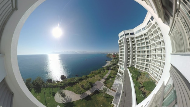 Scena con hotel sul lungomare e mare ad antalya, turchia