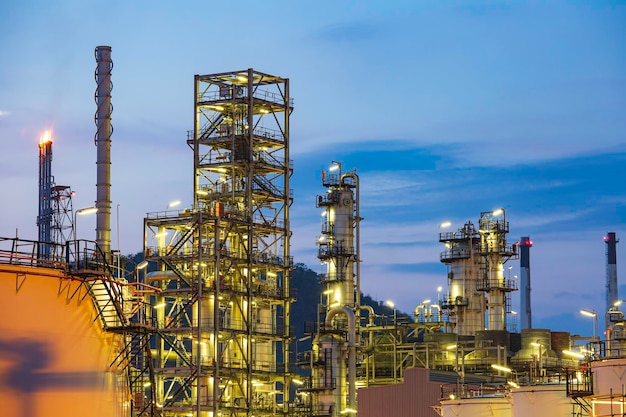Scena crepuscolare dell'impianto di raffineria di petrolio del serbatoio e della colonna della torre dell'industria petrolchimica