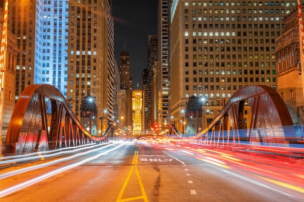 Scena dei semafori delle automobili tramite uno del ponte di Chicago del centro, USA del centro