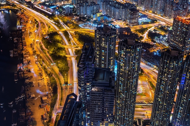 Scena del paesaggio urbano di Hong Kong con traffico, affari e costruzione moderna