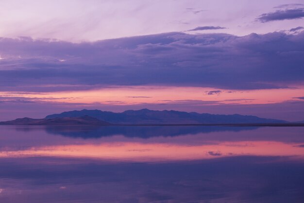 Scena del tramonto sul lago al tramonto