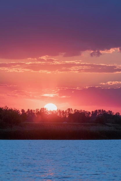 Scena del tramonto sulla superficie dell'acqua del lago