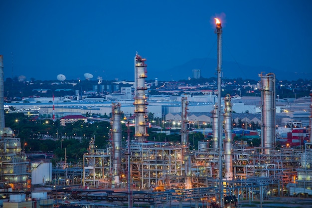 Scena dell'impianto di raffineria e colonna della torre del tramonto... Industria petrolchimica in cantiere.