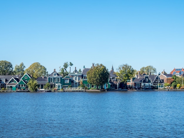 Scena della città di Zaan Schans, piccola città di mulini a vento storici, mostrata scene rurali sotto un cielo blu chiaro