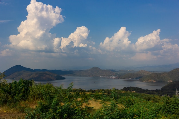 Scena della natura della diga di Srinagarind con il cielo nuvoloso