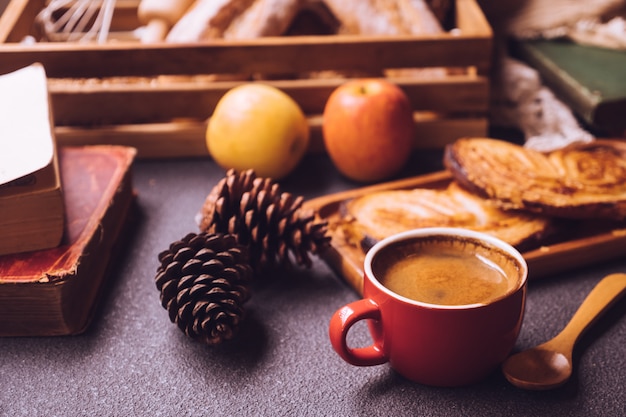 Scena della prima colazione con tazza di caffè, pane e frutta sul tavolo