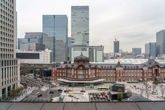 Scena della stazione ferroviaria di Tokyo dalla terrazza nel pomeriggio