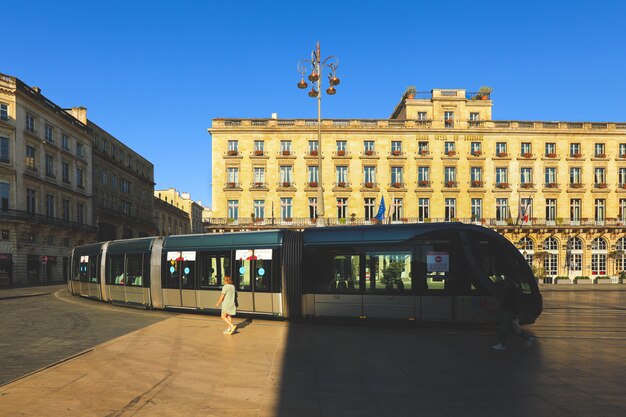 Scena della via della città con la linea tranviaria in Bordeaux, Francia