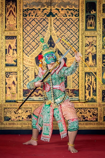 Scena di danza pantomima tailandese Ravana brandisce armi per il corpo.