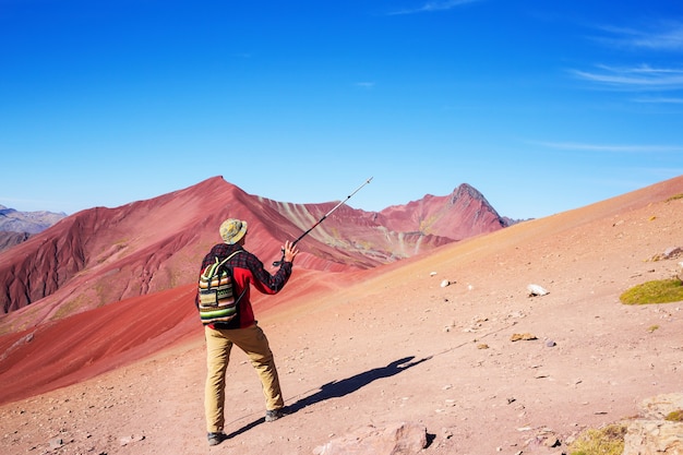 Scena di escursionismo a Vinicunca, regione di Cusco, Perù. Montana de Siete Colores, Rainbow Mountain.