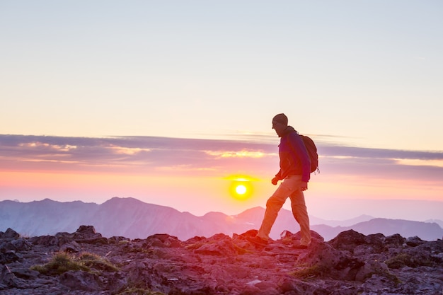 Scena di escursionismo in montagna bella estate al tramonto