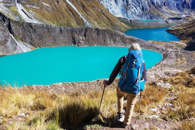 Scena di escursionismo nelle montagne della Cordillera, Perù