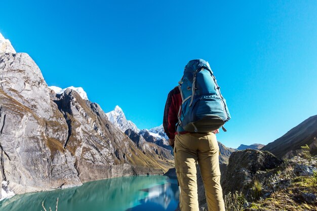 Scena di escursionismo nelle montagne della Cordillera, Perù
