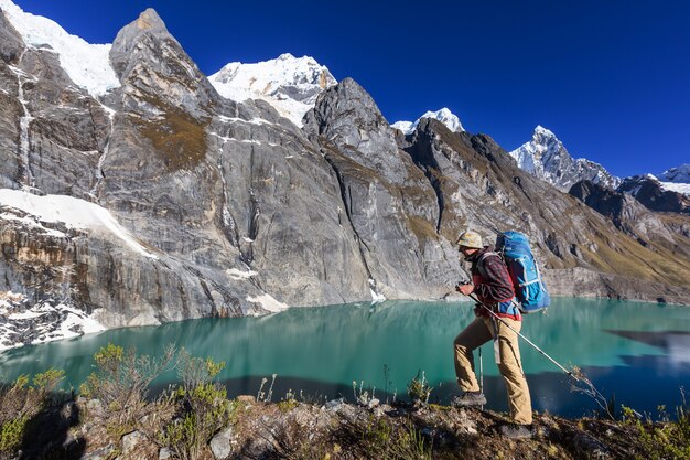 Scena di escursionismo nelle montagne della Cordillera, Perù