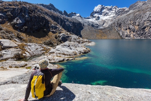 Scena di escursionismo nelle montagne della Cordillera, Perù