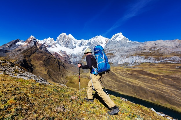 Scena di escursionismo nelle montagne della Cordillera, Perù