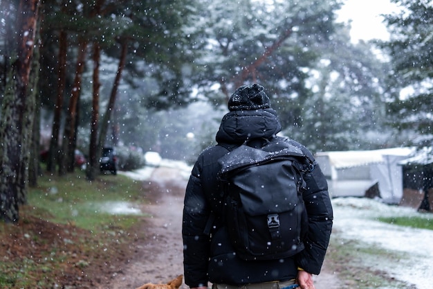 Scena di foresta innevata con luce naturale turista che esplora la Sierra de Guadarrama Spagna